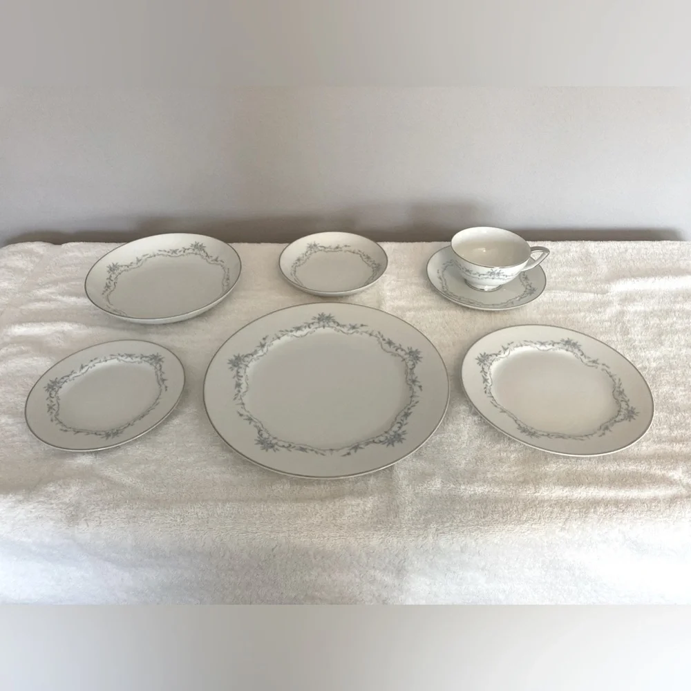 Mikasa Chadsworth White Bone China Seven Piece Place Setting